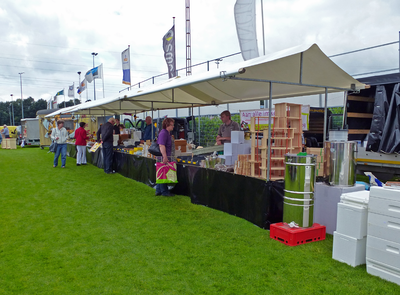 809744 Afbeelding van kramen met imkersbenodigdheden op de jaarlijkse Bijenmarkt in het Sportpark Panhuis (Verlengde ...